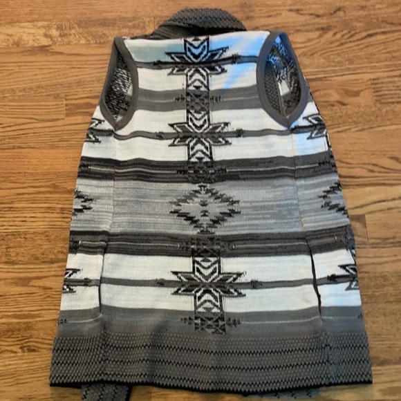 BCBG Max Azria Aztec Print - grey sweater vest - Picture 6 of 8
